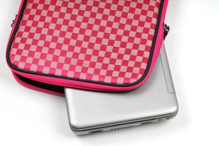 Illustration for article titled Artmu Laptop Sleeve 'Transforms' Into a Mouse Pad